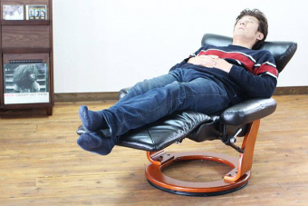 Механический реклайнер из натуральной кожи со встроенной подножкой Relax Valencia 7583WQ